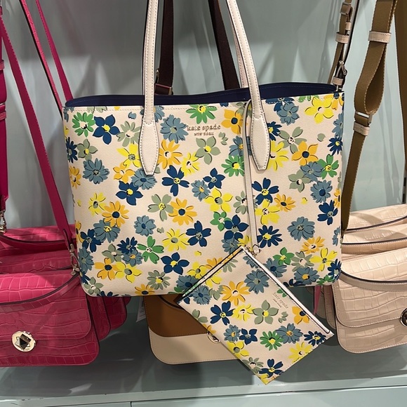 Kate Spade All Day Floral Medley Large Tote
COLOR:
Parchment Multi - Picture 13 of 16